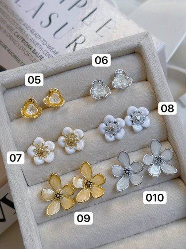گوشواره میناکاری و رزین گل مینیمال